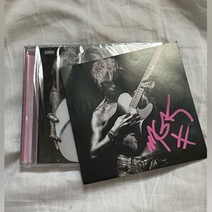 𝅺Mainstream sellout cd -BRAND NEW, autographed Machine Gun Kelly card